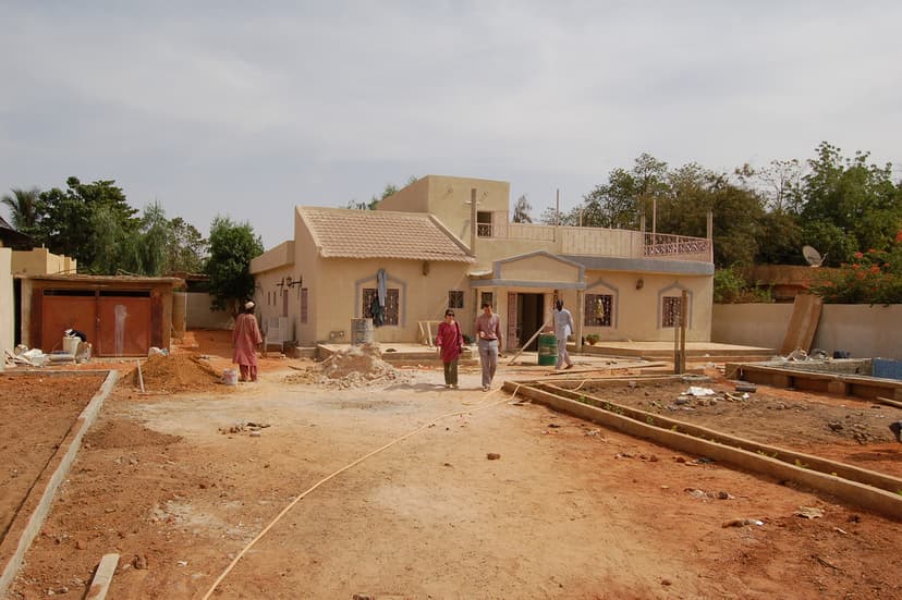Maison en construction dans un quartier de Niamey, chantier de BTP au Niger