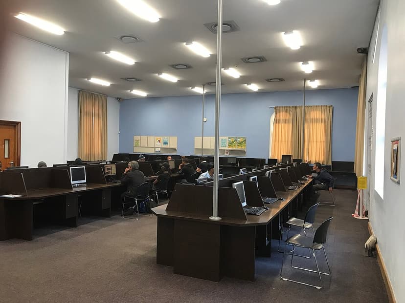 Salle informatique équipée d'ordinateurs en libre accès